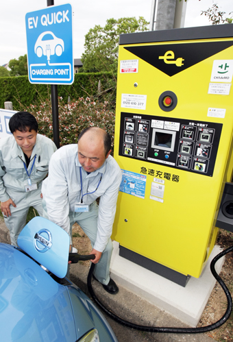 赤穂海浜公園駐車場に設置された電気自動車用急速充電器