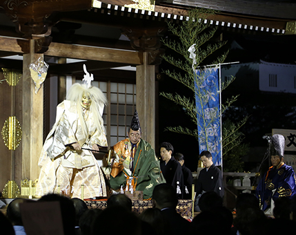 拝殿前の特設舞台で幽玄の世界を繰り広げた「赤穂大石神社薪能」