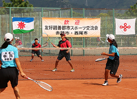 西尾市の中学生を迎えて行われたソフトテニス交流試合