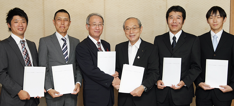災害時福祉避難所の協定書を取り交わした豆田正明市長と各施設代表者