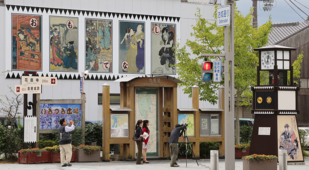 赤穂情報物産館の壁面に設置された「忠臣蔵かるた」の観光看板