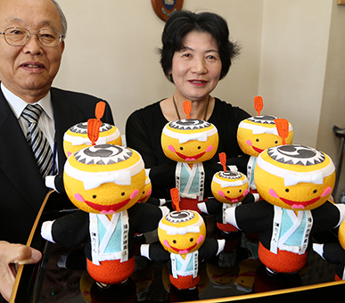 市教委を通して寄贈された「陣たくん人形」と作者の久野朝代さん