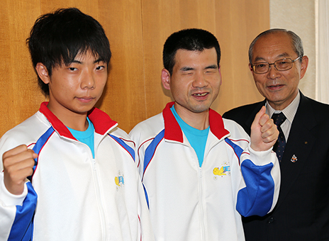 全国障害者スポーツ大会に初出場する三谷勝彦さん(中)と山本祥平さん(左)