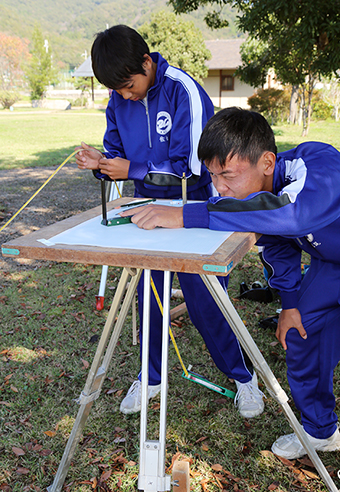 「トライやる・ウィーク」で遺跡測量を体験する生徒たち