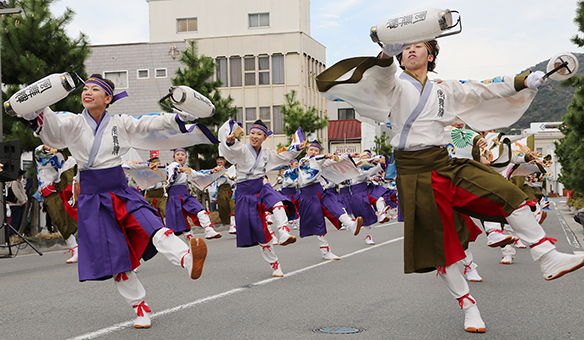 色とりどりの衣装を着た踊り子たちが創作踊りを披露した「赤穂でえしょん祭り」