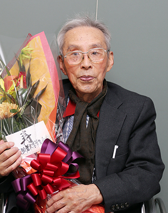 高齢者大学祭で１００歳の表彰を受けた川崎宗太郎さん