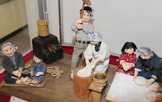 「内海みさ子創作人形展」の展示作品の一つ「師走（餅つき）」