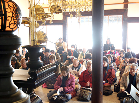 花岳寺に参拝した新西国観音霊場めぐりバスツアーの参加者