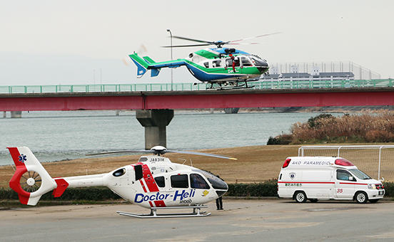 救援のため出動したドクターヘリ(左)と県防災ヘリ