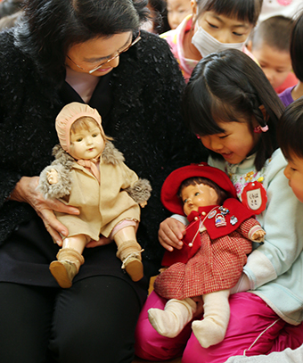 赤穂幼稚園で対面したローズマリー人形(左)とメリー人形