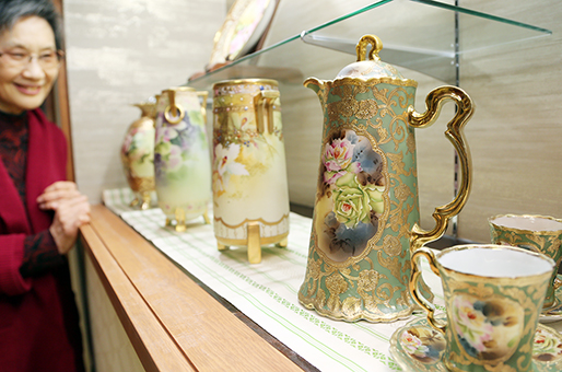 華麗な装飾とスタイルの陶磁器が並ぶオールドノリタケ展