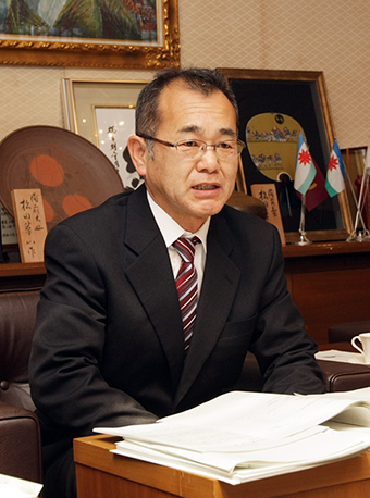 市長就任後初めての予算編成を発表する明石元秀市長