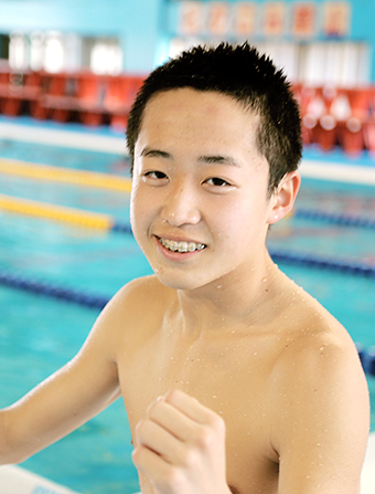 県中学校対抗水泳の男子１００メートルバタフライを大会新記録で制した塚本康介君