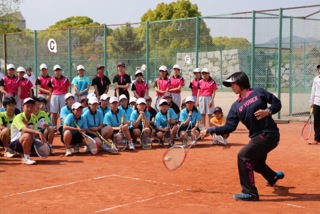 中学生が実業団選手から実技を教わったソフトテニス講習会