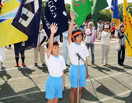 市民総合体育祭で選手宣誓する赤穂西小６年の服部悠汰君と佐原愛佳さん