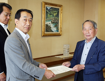 安保関連法案の廃案意見書提出を赤穂市議会へ陳情する「赤穂・九条の会」の谷中進・呼びかけ人代表(右)