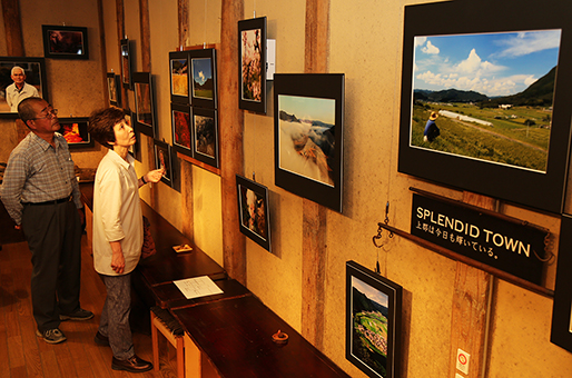 地元の風景や人物にこだわって撮り続ける西田裕明さんの作品が並ぶギャラリー
