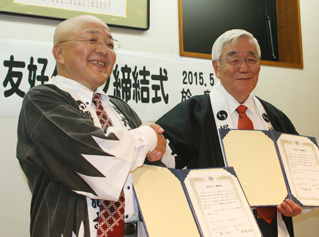 友好クラブ提携を調印した金礪正和会長(左)と関川正利会長=赤穂LC提供