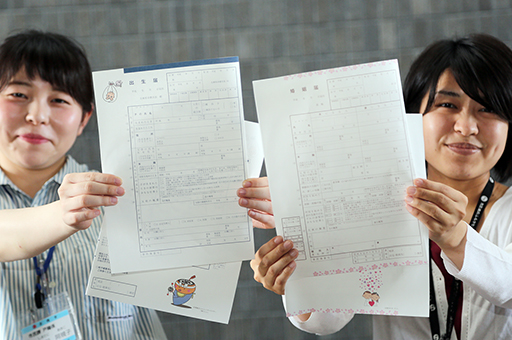 ご当地デザインに切り替わった婚姻届と出生届