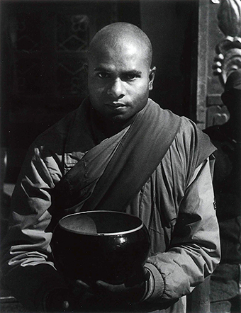 ネパールで出会った僧侶を写した今回の出品作「生きる」