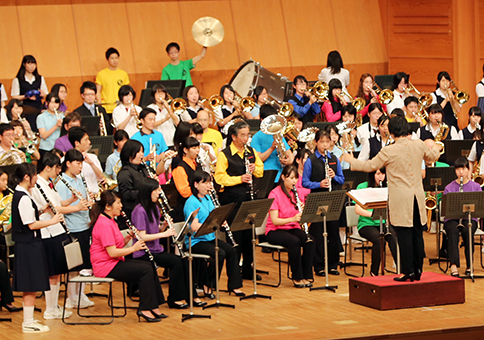 ７団体総勢約２８０人が出演した「吹奏楽・金管バンドの祭典２０１５」
