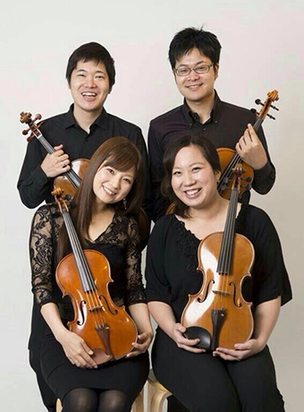 ヴィオラ奏者４人でコンサートを開く村田恵子さん＝前列右