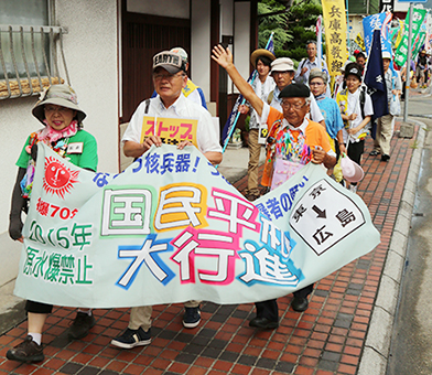 ８月４日の広島市到着を目指して赤穂市を通過した平和大行進