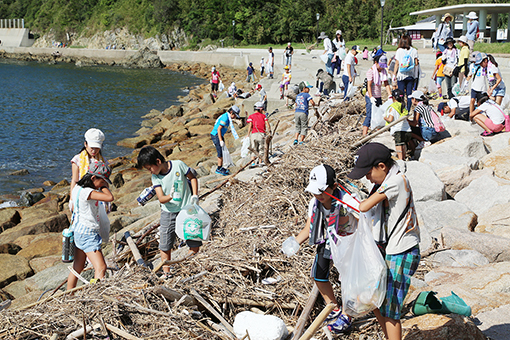 夏休みの御崎小児童と保護者らが参加した海岸清掃