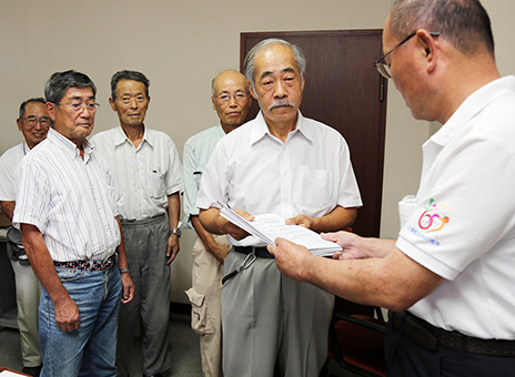 嘆願書を遠山寛町長に提出した「梨ヶ原の産廃に反対する会」