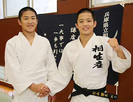 全日本ジュニアでの健闘を誓う村山健太君(右)と全中３位の竹内龍生君