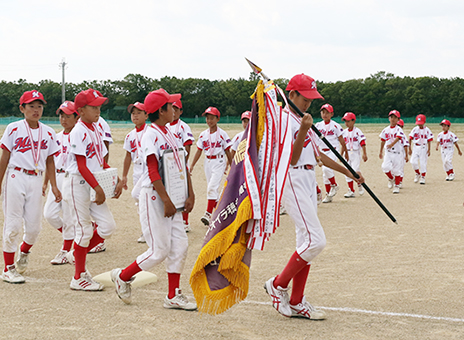 優勝旗を手にグラウンドを一周する御崎野球少年団