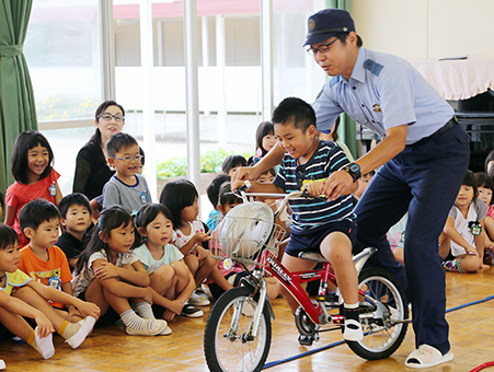 警察官から自転車交通ルールを教わった御崎幼稚園児