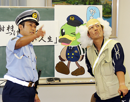 「おもしろくて、わかりやすい」と交通安全コントが好評な上村浩正巡査部長(左)と東伸哉巡査長