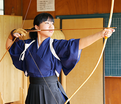 初出場する全日本弓道遠的選手権大会へ向けて稽古に集中する中村由季さん