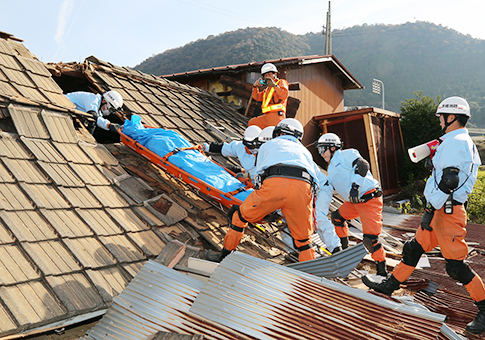 解体中の家屋を活用して行われた災害救助訓練