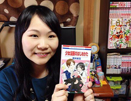 自身初刊行の単行本を手にする赤穂市在住の漫画家、筒井美雪さん