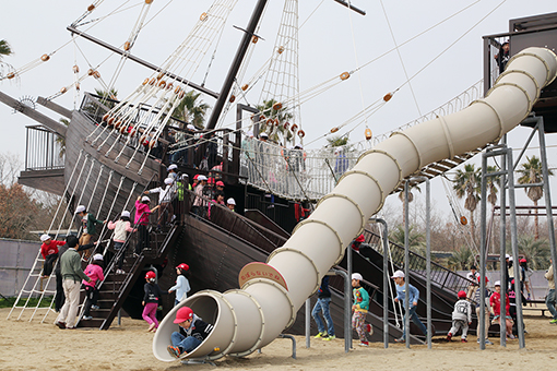 大規模改修に伴い長さ約１０メートルのスライダーが新設された難破船の巨大遊具
