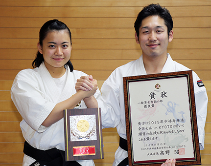 少林寺拳法全国大会で３位に輝いた奥谷宜晃さんと溝田春香さん