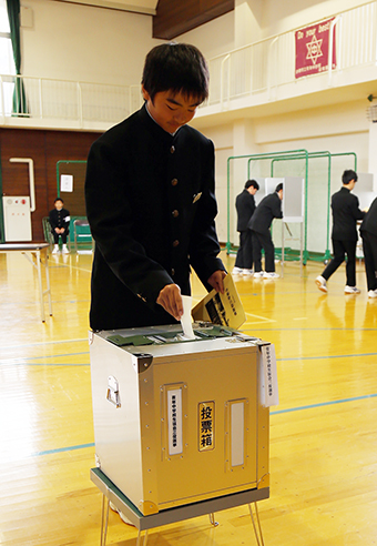 公職選挙の投票箱を使用して行われた有年中の生徒会役員選挙
