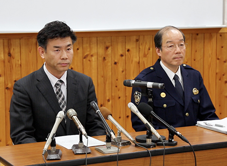 西有年夫婦殺人事件の容疑者逮捕を発表する大松光寿・捜査一課長(左)と宇仁貫一・赤穂署長