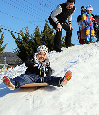 今冬も父親クラブがミニゲレンデを作った高雄幼稚園の雪遊び
