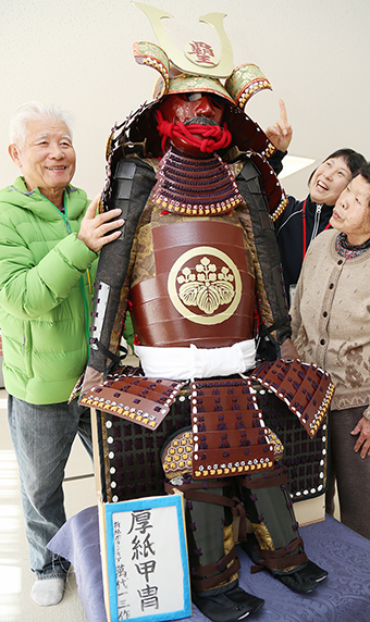 万寿園に手作り甲冑を寄贈した萬代一三さん(左)