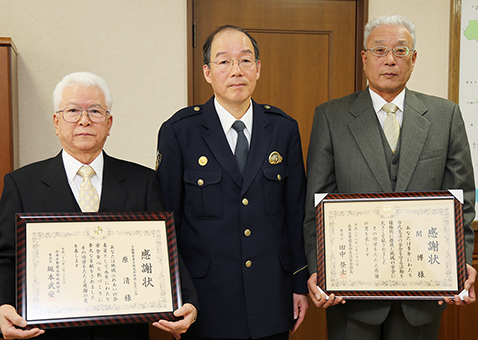 県警から部長感謝状を贈呈された原清氏(左)と関博氏(右)