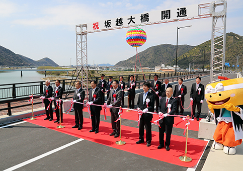テープカットやくす玉開きで祝った坂越大橋の開通式