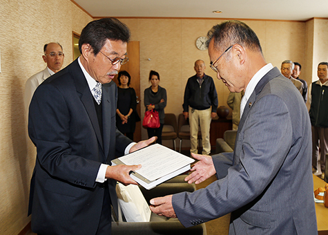 西有年自治会員の署名を添えて嘆願書を明石市長へ手渡す田渕和彦会長(左)