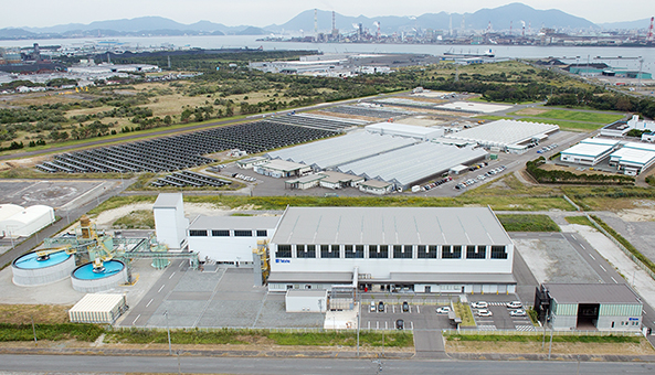 タテホ化学工業が北九州市に新設した響灘工場＝手前