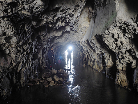 完成当時の内部が現存する日本最古の水道トンネル「切山隧道」＝市教委提供