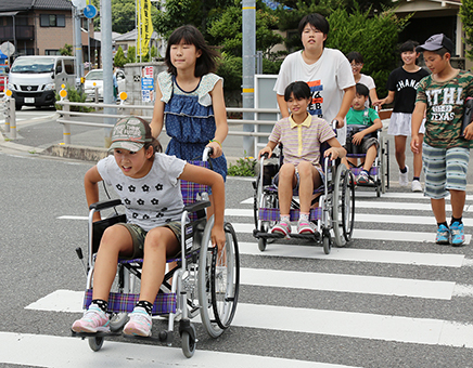 車椅子に乗って街中を巡った福祉体験学習