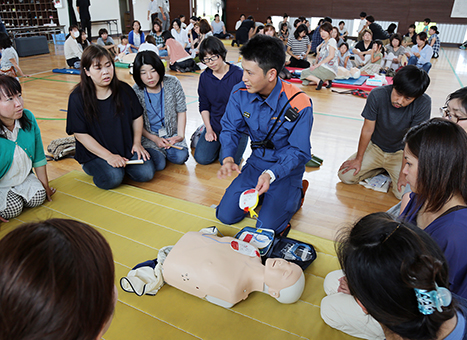 夏休みの地区水泳を前に保護者が心肺蘇生法を訓練した講習会