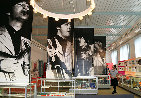 民俗資料館で開催中の「ビートルズ来日５０周年記念展」